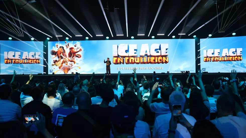 Panel de Ice Age En Ebullicion con el publico con las manos levantadas ante la pantalla