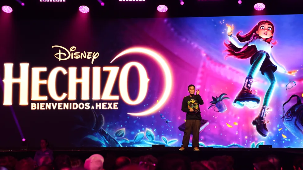 Escenario del panel de Hechizo Bienvenidos a Hexe con la protagonista proyectada en pantalla