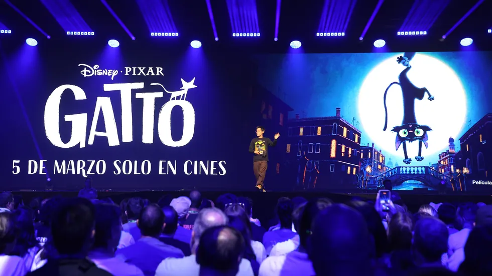 Escenario del panel de Gatto de Disney Pixar con el gato protagonista proyectado sobre Venecia