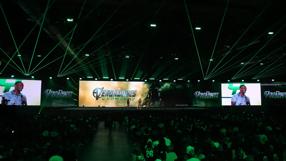 Panel de Vengadores Doomsday con laseres verdes y el logo proyectado en la pantalla principal