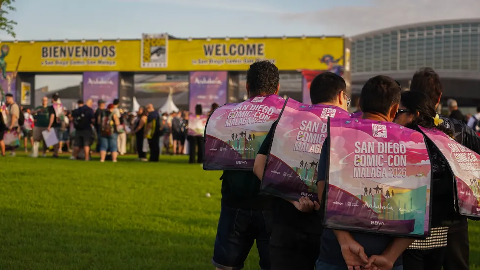 Asistentes con la bolsa oficial acercandose al arco de entrada de la Comic-Con Malaga 2026