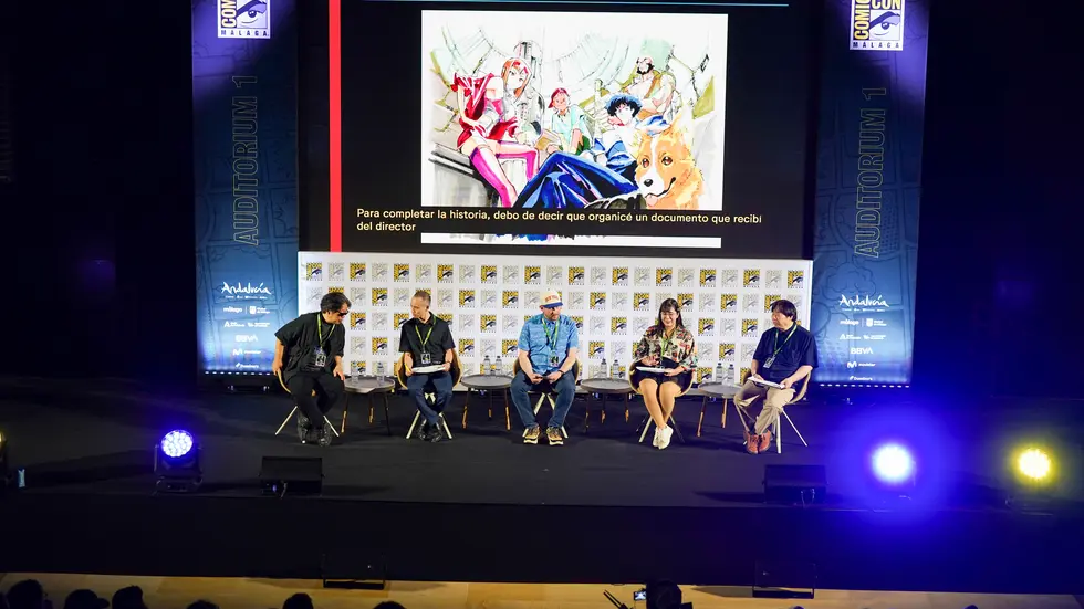 Panel de Cowboy Bebop en el escenario del Auditorio 1 con bocetos originales proyectados