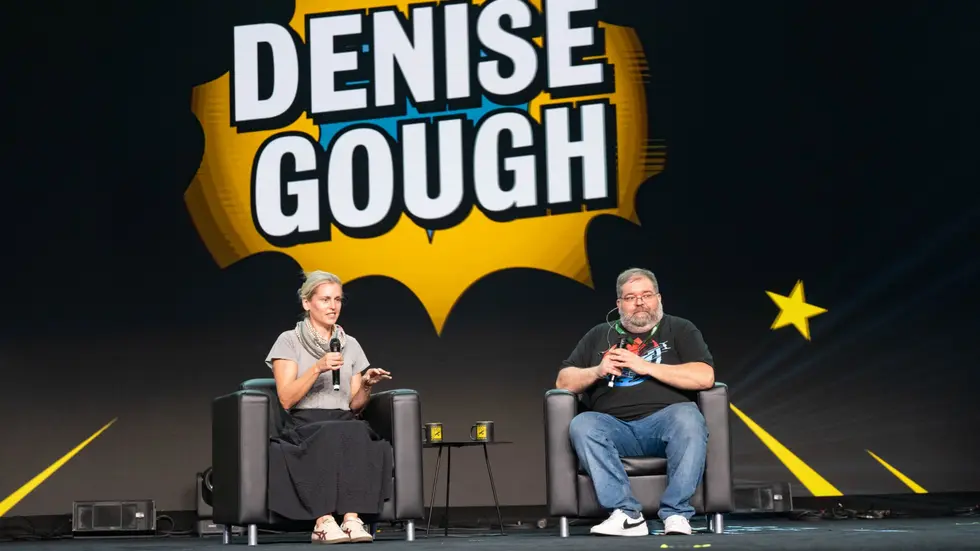 Denise Gough sentada con un microfono durante su entrevista en la Comic-Con Malaga