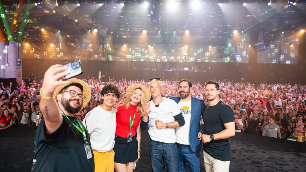 El reparto del live action de One Piece haciendose un selfi con el publico al fondo