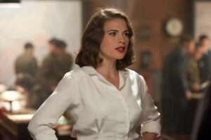 Hayley Atwell como Peggy Carter