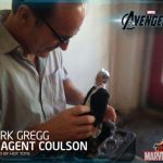 Clark Gregg recibe la figura del Agente Coulson