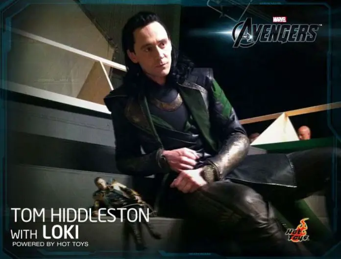 Tom Hiddleston posa junto a la figura de Loki de Hot Toys