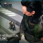 Tom Hiddleston posa junto a la figura de Loki de Hot Toys