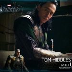Tom Hiddleston posa junto a la figura de Loki de Hot Toys