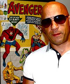 Vin Diesel junto a la portada de Avengers Nº 2