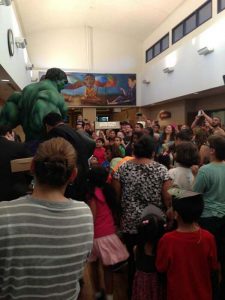 Estatua de Hulk en biblioteca
