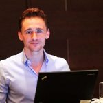 Tom Hiddleston presentando Thor: El Mundo Oscuro en China