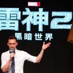 Tom Hiddleston presentando Thor: El Mundo Oscuro en China