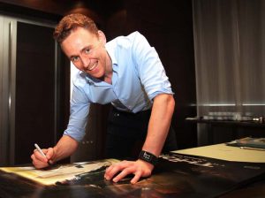 Tom Hiddleston presentando Thor: El Mundo Oscuro en China