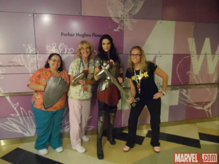 sif-visita-enfermos-1 Jaimie Alexander visita a niños enfermos como Sif