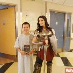 Jaimie Alexander visita a niños enfermos como Sif