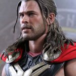 Figura de Thor de Hot Toys basada en Thor de Thor: El Mundo Oscuro