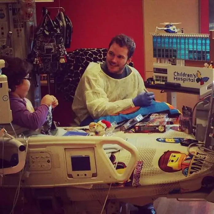 Chris Pratt visitando un hospital