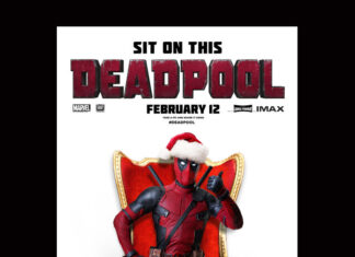 Ryan Reynolds posa junto a un tótem de Deadpool Póster de Deadpool