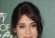 Lizzy Caplan se une al reparto de la película de Gambito Lizzy Caplan