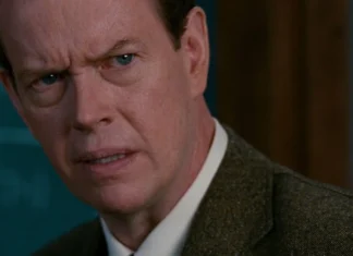 Dylan Baker como Curt Connors