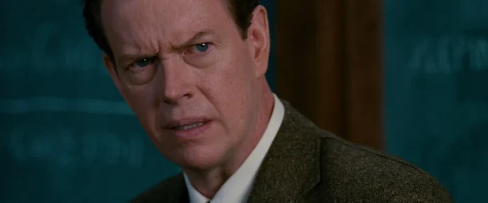 Dylan Baker como Curt Connors