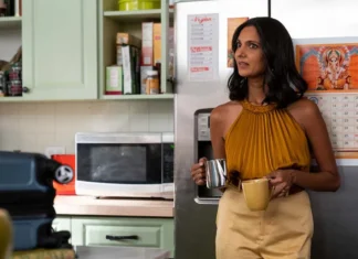 Una actriz de Lanterns insinúa importantes secretos del DCU en la serie Poorna Jagannathan